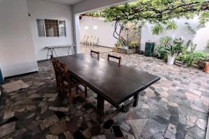 a wooden table and chairs in a room at Quarto 03 Pousada Roosevelt in Uberlândia
