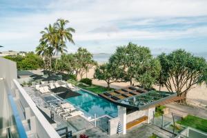 una vista aerea di un resort con piscina e spiaggia di Netanya Noosa Beachfront Resort a Noosa Heads