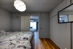 1 dormitorio con 2 camas y lámpara de araña en Osaka vacation rental 菫Sumire en Osaka