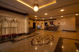 um átrio de um edifício com uma sala com uma mesa em ريف الشرقية للشقق الفندقية em Dammam