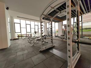 een fitnessruimte met loopbanden en machines in een kamer bij K Avenue Comfort Studio 3 Pax (5 mins to Airport) in Kota Kinabalu