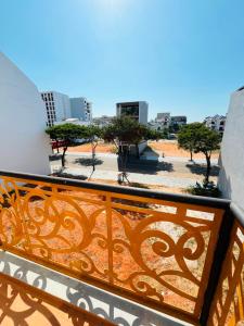 een balkon met uitzicht op een strand en gebouwen bij Lộc Vừng Homestay in Phan Thiet