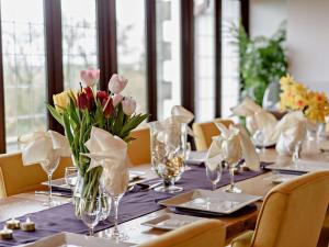 une longue table avec des fleurs dans des vases dans l'établissement 6 Bed in Clovelly 1.5mls S 91361, à Clovelly