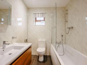 Kylpyhuone majoituspaikassa 4 Bed in Westward Ho 89867