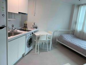 uma cozinha com um lavatório, uma mesa e uma cama em Newly Renovated House in Yatap-dong em Seongnam