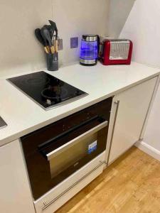 a kitchen counter top with a stove top oven at London Bridge Beauty Luxury 2bed 2bath in London