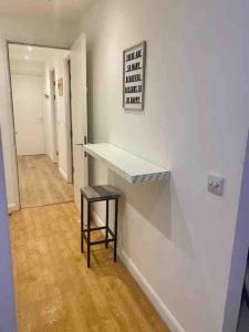 an empty room with a counter and a stool at London Bridge Beauty Luxury 2bed 2bath in London