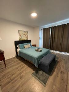 1 dormitorio con cama y banco. en Point Breeze South Philly (2 bedrooms), en Filadelfia