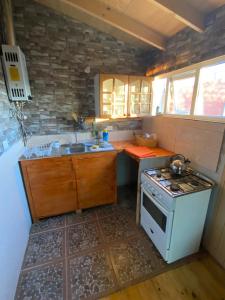 una pequeña cocina con fogones y fregadero en Cabañas-La vara senda sur, en La Chamiza