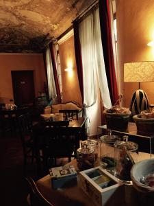 jadalnia ze stołami i krzesłami oraz sufitem w obiekcie Albergo San Lorenzo w Albie