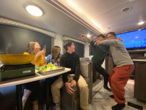 a group of people sitting around a table in a restaurant at 淡島シーサイドコテージ アメリカントレーラーハウス バーベキュー設備完備 テントサウナレンタル有 in Anan +31 photos