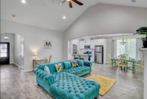 Η κουζίνα ή μικρή κουζίνα στο Reduced! Newly Renovated Luxe West Beaumont w Priv