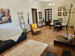 uma sala de estar com um sofá e uma mesa em Chácara Yeshua em Barretos