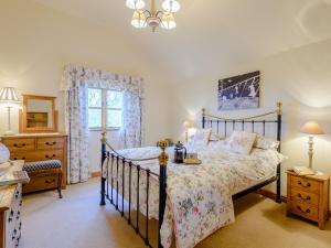 1 dormitorio con 1 cama, vestidor y ventana en 2 Bed in Ironbridge 77771 en Leighton