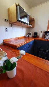 een keuken met een houten aanrecht en een houten aanrecht bij Lafken Lodge in Villarrica