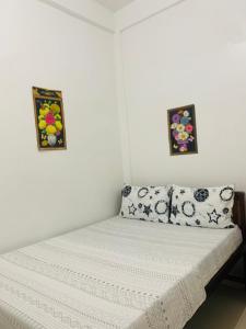 En eller flere senge i et værelse på Queen's Room Rental 2