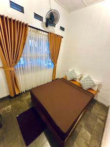 a room with a table in front of a window at Ijen Backpacker in Banyuwangi