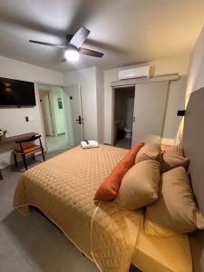 1 dormitorio con 1 cama y ventilador de techo en Urban Circunvalación, en Guadalajara