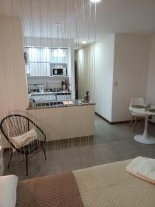 Habitación con cocina con silla y mesa. en Mono Ov. LAGOS 2 en Rosario