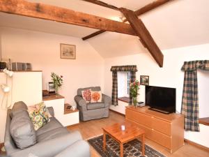 Stocksfield的住宿－3 bed in Hexham 32252，带沙发和电视的客厅