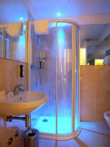 Leone Hotel tesisinde bir banyo