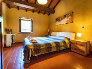 um quarto com uma cama grande e uma janela em Belvilla by OYO Buffardello del Colle em Fornovolasco