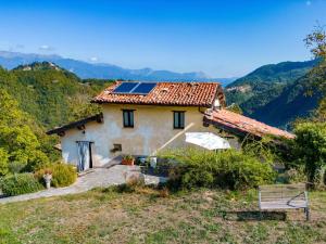 une maison avec des panneaux solaires sur le toit dans l'établissement Belvilla by OYO Buffardello del Colle, à Fornovolasco