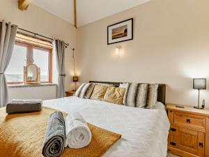 a bedroom with a bed with towels on it at 1 Bed in Boscastle LPENC in Boscastle