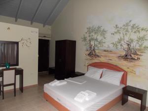 Tempat tidur dalam kamar di Hotel Theasis