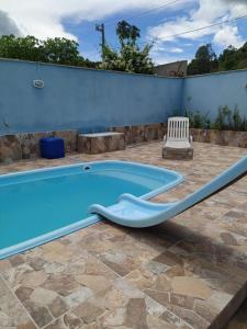 uma piscina com escorrega num quintal em Casa de campo Maria&Maria próximo a cidade de Juiz de Fora MG em Juiz de Fora