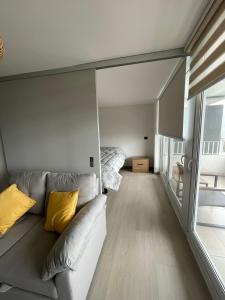 - un salon avec un canapé et un lit dans l'établissement Departamento nuevo en Viña del Mar, à Viña del Mar