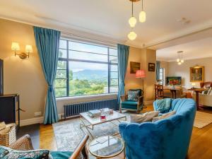 Applethwaite的住宿－6 bed in Keswick 89309，客厅配有蓝色的家具和大窗户