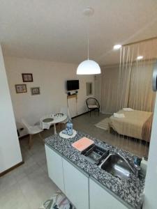 cocina y sala de estar con sala de estar con cama en Mono Ov. LAGOS 2 en Rosario