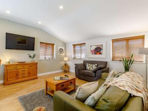 a living room with a couch and a table at 2 bed in Stanton-by-Bridge 87408 in Chellaston