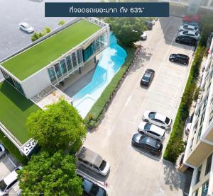 an overhead view of a parking lot with cars parked at Resort Style Condo Suksawat 64 Bangkok ND in Ban Tha Hin