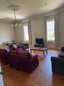 a living room with couches and a coffee table at Thommos Pub in Cobden