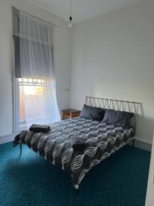 ein Bett in einem Schlafzimmer mit Fenster in der Unterkunft Thommos Pub in Cobden + 2 Fotos