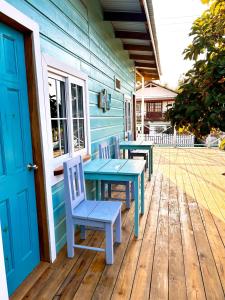 ボカス・タウンにあるCasa Pelicanoの家の玄関の青いテーブルと椅子