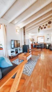 een woonkamer met een bank en een tafel bij Lafken Lodge in Villarrica