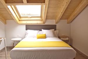 Postel nebo postele na pokoji v ubytování Lux Apartamentos Santiago
