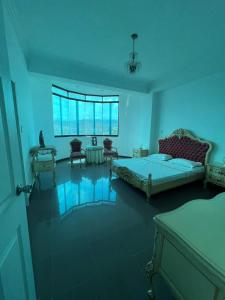 una camera con due letti e una camera con soffitti blu di Hermoso PH con parrillera a La Victoria