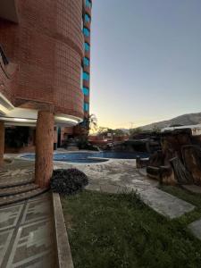 un edificio con piscina di fronte a un edificio di Hermoso PH con parrillera a La Victoria