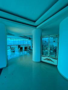 una stanza vuota con luci blu sul soffitto di Hermoso PH con parrillera a La Victoria