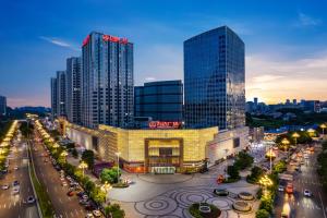 una ciudad con edificios altos y una calle con tráfico en East Maple International Apartment - Guangzhou Luogang Wanda Plaza Suyuan Metro Station, en Guangzhou