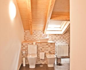 La salle de bains est pourvue de toilettes et d'un lavabo. dans l'établissement Lux Apartamentos Santiago, à Saint-Jacques-de-Compostelle