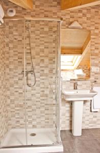 La salle de bains est pourvue d'une douche et d'un lavabo. dans l'établissement Lux Apartamentos Santiago, à Saint-Jacques-de-Compostelle