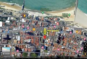 um mapa de uma cidade com uma praia em Apartamento Perto da BEIRA MAR. em Fortaleza