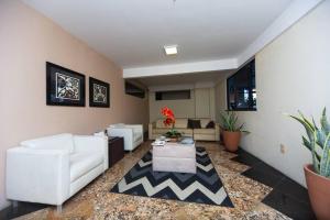uma sala de estar com um sofá branco e uma mesa em Apartamento Perto da BEIRA MAR. em Fortaleza