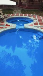 uma grande piscina com água azul em Nueva Tierra, Ayampe em Las Tunas