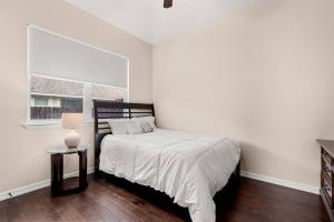 Galería fotográfica de Reduced! Randolph Central, 1-story, Chef Kitchen en Selma